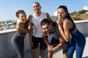 felicidade e satisfação com a vida; saúde física e mental