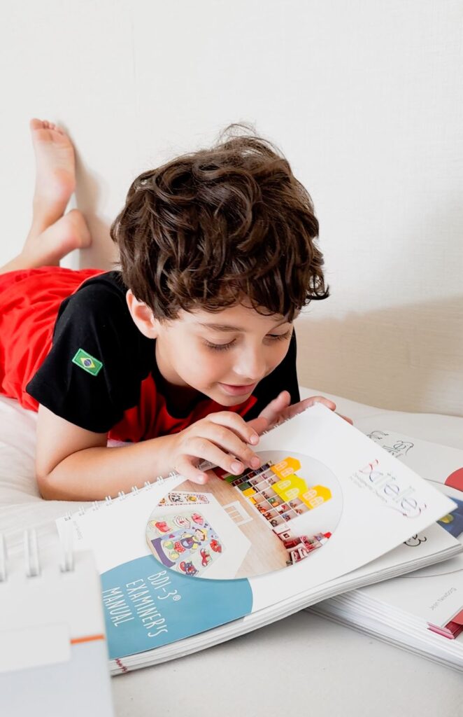 O instrumento utiliza atividades lúdicas para estimular a participação,