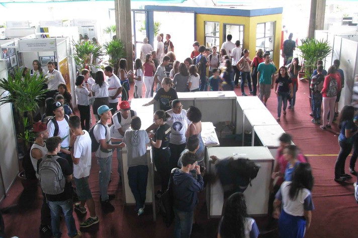 Feira de iniciação científica reúne estudantes da educação básica na UFMG