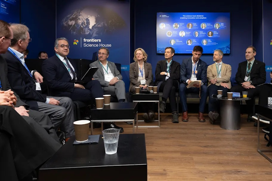 evento paralelo ao Fórum Econômico Mundial 2026 destaca riscos e oportunidades